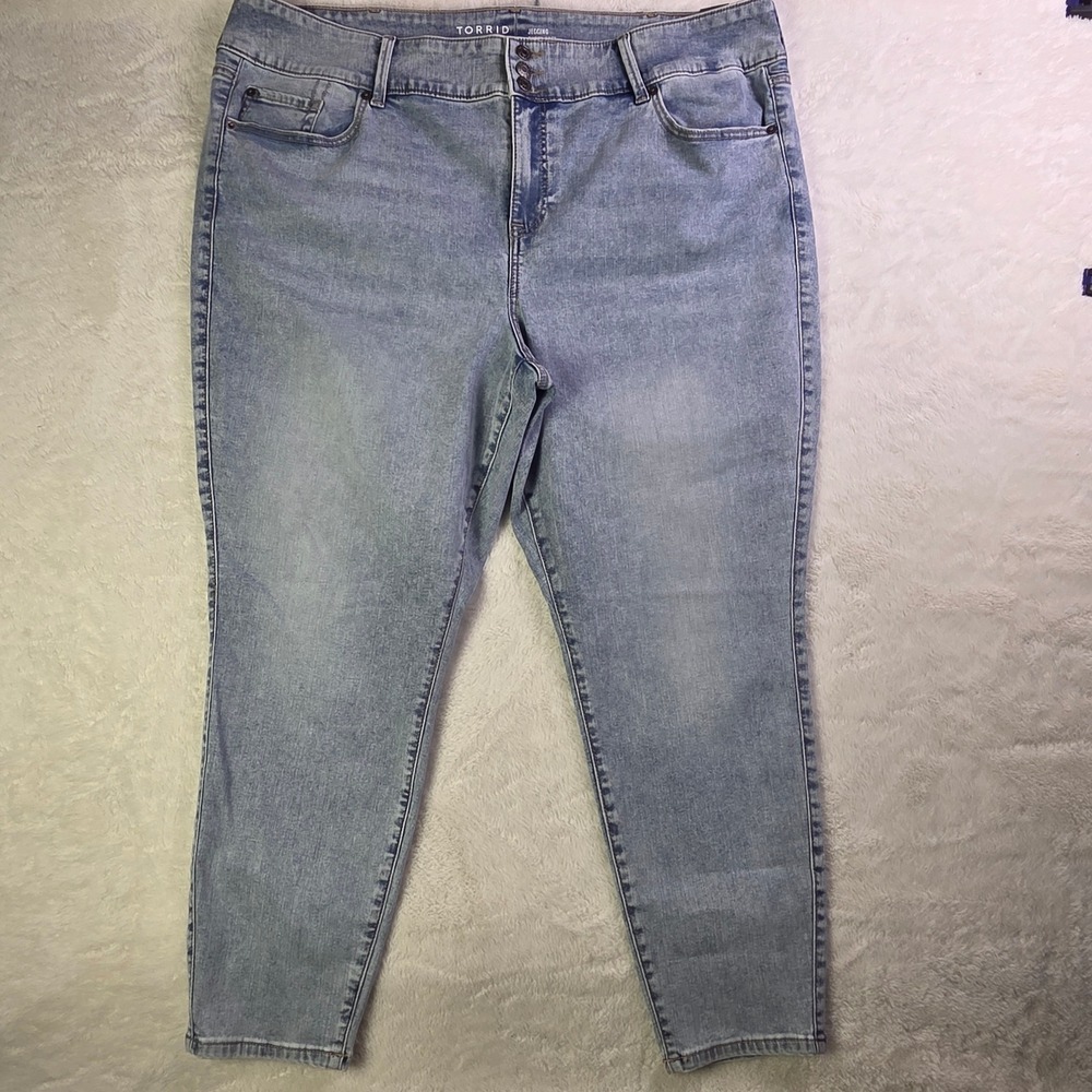 Torrid Super Soft High Rise Burbank Light Wash Jegging 26R NWT